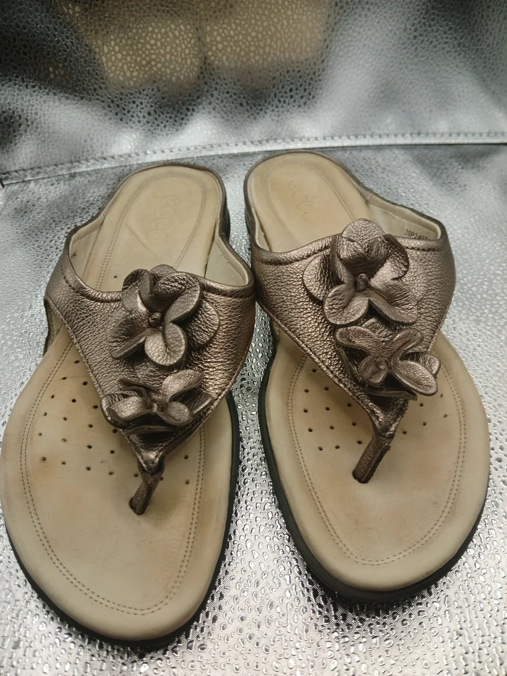 Ecco Bronze Floral Thong Sandals Women's Size 39/8-8.5